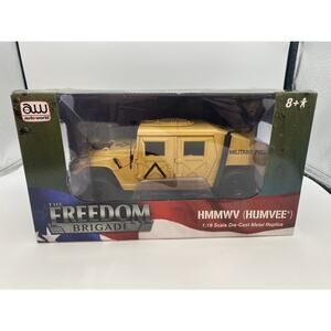 AUTO WORLD The Freedom Brigade Humvee HMMWV 1:18 Scale Die-Cast (D1)